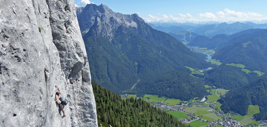 Výhľady na Loferer Steinberge, údolie Pillersee a Hohe Tauern pri lezení na Steinplatte