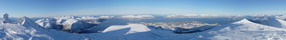 Výhľad z vrcholu Ystetindu smerom na Z, S a V (Molde vidieť na druhej strane fjordu v pravej časti panorámy)