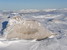 Šutre na vrcholovom hrebeni sú zo všetkých strán obalené priezračnou ľadovou glazúrou    (a človek sa potom čuduje, prečo väčšinu nového snehu sfukuje dole do fjordov)