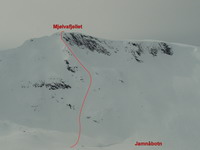 Mjolvafjellet s vyznačenou línou zjazdu SV rebra