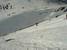 Pri traverze ponad spodný skalný prah bol najväčší problém prekonať na lyžiach hlboké snehové tobogány