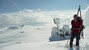 Na vrchole má už aj Rasťo dnešného šlapania dosť (v pozadí vidieť rozsiahle plošiny ľadovca Jostedalsbreen)