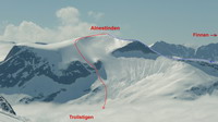 SV úbočia Alnestindu (1665 m.n.m.) s vyznačenou trasou výstupu cez severný hrebeň a následným zjazdom ku Trollstigen (náročnosť zjazdu: Traynard S4+, E1+, svah 40-45°, zúženie 45-50° na 20 m, ďalej muldami 20-30°, červený ľahký, prevýšenie: z vrcholu ku ceste 900 m)