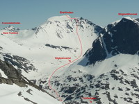Breitinden (1797 m.n.m.) s vyznačeným zjazdom cez JZ kotol ku Stigbotnvatnet a ďalej smerom na Trollstigen (náročnosť: Traynard S4+, E2, kotol nad Stigbotnvatnet 35-45°, ostatok do 30°, červený ľahký, prevýšenie ku Stigbotnvatnet: cca 800 m)