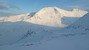 Pohľad zo sedla Knollskaret na muldičky, ktorými budem lyžovať do zadnej časti doliny Langadalen (na druhej strane doliny osvetlený západný svah Klauvy)