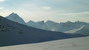 Počas výšlapu sa mi na južnom horizonte začínajú v plnej kráse ukazovať špicaté vrcholy najdivokejšej časti Romsdalu