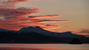 Zapadajúcim slnkom sfarbené oblaky a ich odraz na hladine fjordu podčiarkujú dnešný skvelý deň, počas ktorého nám Príroda dopriala vidieť a zažiť nskutočné množstvo svojej krásy. ĎAKUJEME!