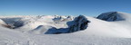Z vrcholu Kvasstindu pokračujeme širokým snehovým hrebeňom na Sandfjellet