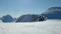 V závere antibiotickej jazdy hore kopcom ma ešte čaká krátke 30percentné stúpanie vrcholovým výšvihom (v pozadí vľavo majestátny kráľ isfjordskej oblasti - Store Venjetinden)