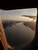 Mám šťastie na pekné počko a vhodnú dennú dobu, a tak si z okienka môžem vychutnávať nádherné letecké výhľady na fjordy a hory osvetlené vychádzajúcim slnkom