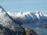 Z Mjolvarenny pekne vidieť aj Prosten (v pozadí mierne vľavo, najvyšší na horizonte), ktorého východnú stenu som lyžoval včera a tiež mohutný kotol Sausetbotnen (vpravo, čiastočne v tieni), cez ktorý som vo februári zlyžoval Blastolen