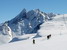 Pod vrcholom Mjolvafjelletu stretávam skupinku štyroch švédskych skituristov, ktorí majú namierené dole do Jamnabotn a ďalej do Isfjordu (v pozadí monumentálny masív Venjetindov)