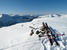 Až na vrchole Mjolvafjelletu (1216 m) si uvedomujem, že sú to na deň presne tri roky, kedy som tu bol naposledy (30.3.2010 tu však bolo viac snehu, preto som si myslel, že Mjolvafjellet žiadneho vrcholového mužíka nemá)