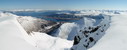 Výhľad smerom na SV a V (na Moldefjorden a Tresfjorden) sponad centrálneho žľabu, ktorým sa chystám lyžovať (štartovať budem z prevejčeka v ľavej časti nad strmou osvietou snehovou pláňičkou)