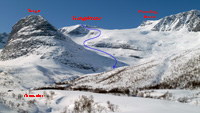 Ľadovcom pokrytá SV strana masívu Kongskrona s vyznačenou líniou zjazdu normálkou cez SV ľadovec (S1+, E1, do 35°, modrý ľahký, prevýšenie do Grasdalen k Viromsetre 1200 m)