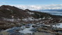 Rozvodnené potoky Moldemarky sú jedným zo signálov, že jar pomaly ale isto prichádza aj do tejto časti Nórska (vľavo kopec Moldeheia, v pozadí kopce Romsdalu)