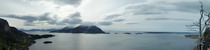 Z posledného štandu cesty sa nám v oblačnom počasí ukazuje celá panoráma Julsundet, hory ostrova Otroya a ostrovčeky okolo Aukry