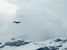 Po ceste nadol nás točí mále špionážne lietadielko, s ktorým sa hrá partička mladých skituristov z Oslo (neskôr im dole v Loen lietadielko havarovalo...)