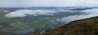 Už aj nad Moldemarku, ktorou som pred chvíľou bajkoval za slnečného počasia, sa pomaly ale isto nasúvajú hmly (v pozadí hory Romsdalu, kde nízka oblačnosť ešte nestihla doraziť)