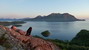Juraj flegmaticky vylihuje na vedľajšom šutri, odkiaľ má parádne výhľady na prieliv Julsundet a hory ostrova Otroya