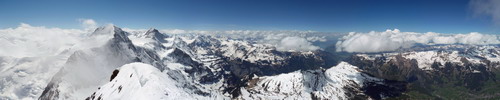 Panoráma z vrcholu Eigeru (v ľavej časti dominuje masív Mnícha a Jungfrau)