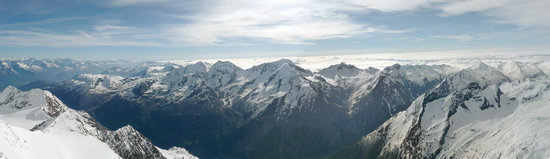 Panoráma doliny Saas Tal z vrchola Lenzspitze