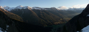 Odmenou za skorý ranný nástup sú pekné výhľady na údolie Val Vermiglio osvetlené rannými lúčmi slnka 