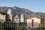 Pohľad na budovy severného Teheránu zo strechy slovenskej ambasády, ktorá sa nasledujúce tri týždne stane našim základným táborom (fotil Robo)