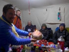 Dole v BC ma čaká prekvapenie - Kumar s Gopalom, Dorjim, Harym a Jančim pre mňa pripravili narodeninovú tortu! (na fotke sprava Kumar, Gopal, Janči, Hary a ja, fotil Rasťo)