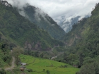V sparnom daždivom počasí pokračujeme cestou vinúcou sa údolím rieky Myagdi
