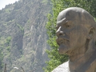 Spomienky na Lenina sú tu stále živé aj vďaka obrovskej soche, ktorá zdobí mesto Tarnauz (fotil Rasťo)