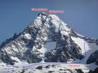 Masív Grossglockneru s vyznačenou trasou výstupu na vrchol (bodkovane) a zjazdom ľadovčeka Kodnitzkees (modrá čiara)