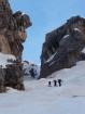 V strmom žliabkovitom zúžení na konci Val Fonda dobiehame trojicu skituristov, ktorí na rozdiel od Antelaistov nahor až tak neutekajú