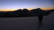 Po ľadovci Hohbalmgletscher ťapkáme za brieždenia (fotil J. Švihálek)