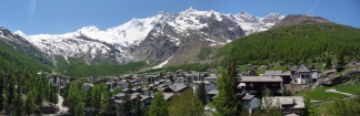 Saas Fee (1800 m) je zasadené v nádhernom údolí Saas Tal, nad ktorým sa vypínajú strmé alpské štíty týčiace sa až nad 4500 metrov
