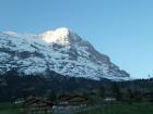 Ráno sa nám z Grindelwaldu v plnej kráse ukazuje legendárna severná stena ešte legendárnejšieho Eigeru
