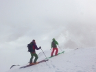 Nadol lyžujeme priamou líniou z vrcholu, ktorú ešte pred nami stíhajú otestovať dvaja talianski hovoriaci topptureri