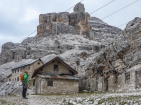Ruiny v sedle Forcella Fontananegra pripomínajú časy prvej svetovej vojny a tvrdé boje, ktoré sa nevyhli ani tejto časti Dolomitov