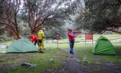 Vyššie v doline na mieste zvanom Pisco Base Camp (3900 m) staviame v daždi stany