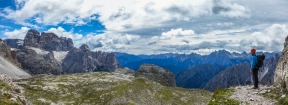 Výhľady na Sextenské Dolomity z nástupovej police do Cassinovej cesty