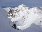 V záverečných strmých metroch putujú lyže na batoh a lyžiarska turistika sa na chvíľu mení na lyžiarsky alpinizmus