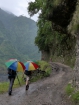 Do dediny Darbang pokračujeme napešo v dozvukoch monzúnu s farebnými dáždnikmi nad hlavou