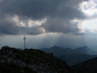 Atmosféra na Pacholi naberá mysteriózny gotický nádych (v pozadí vpravo vidieť siluetu Sivého vrchu)