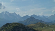 Ľadovček na severných svahoch Marmolady (vľavo) a priesmyk Passo di Giau