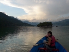 S Lidiou pri člnkovaní na jazere Phewa Lake (v pozadí ostrovček s posvätným hinduistickým chrámom Tal Barahi)