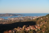 Výhľad z terasy nášho ubytka veští pekný jesenný deň, ktorý sa rozhodujeme zasvätiť neďalekej oblasti Črni Kal