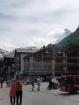Zermatt je i v medzisezóne preplnený, takže sa v meste dlho nezdržujeme, dokupujeme lano na ľadovec a potom frčíme dole do údolia a ďalej smerom na Simplonpass