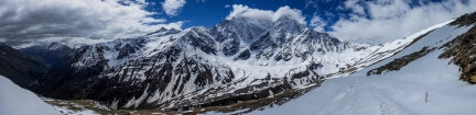 Výhľady na masív Donguzorun, ktorý je súčasťou hlavného kaukazského hrebeňa, kadiaľ vedie prísne strážená rusko-gruzínska hranica