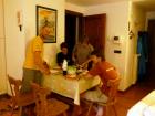 Spoločná večera v Zobanovom apartmáne (zľava Zoban, Lukin, Marťa a ja) - fotil Stoupa