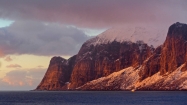 Večerné svetlo maľuje útesy Mefjordu čarodejníckymi farbami
